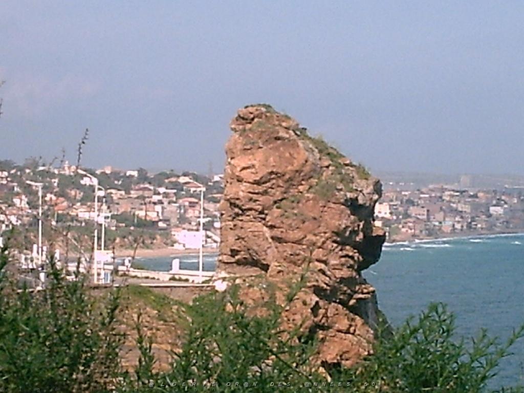 ORAN 04 2007 24 CORNICHE ORANAISE LE ROCHER DE LA VIEILLE.JPG